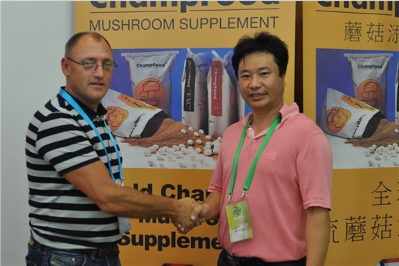 2012.08.27與合作伙伴ChampFood International The Netherlands荷蘭Eirc Vernooij先生在第18屆國際食用菌大會見面-億昌菌業(yè).JPG