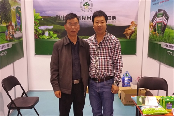 5月10日下午，山東青島召開的國際新產(chǎn)品新技術(shù)博覽會上張東平先生（左）與與云南大學(xué)沙濤（教授）（右）交流野生菌馴化時合影-億昌菌業(yè).jpg