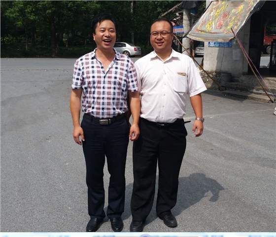 武漢菌博會(huì)展服務(wù)有限公司總經(jīng)理、易菇網(wǎng)的副總趙 雄與億昌菌業(yè)張東平合影留念.JPG