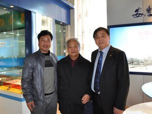 2012年3月25日與中國科學(xué)院卯曉嵐教授（中）、江蘇安惠生物科技有限公司董事長陳惠（右）一起