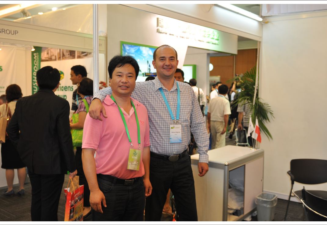 2012.08.27第18屆國際食用菌大會，與波蘭Champion出口總監(jiān)Tadeusz Raginiak一起（截屏）-億昌菌業(yè).JPG