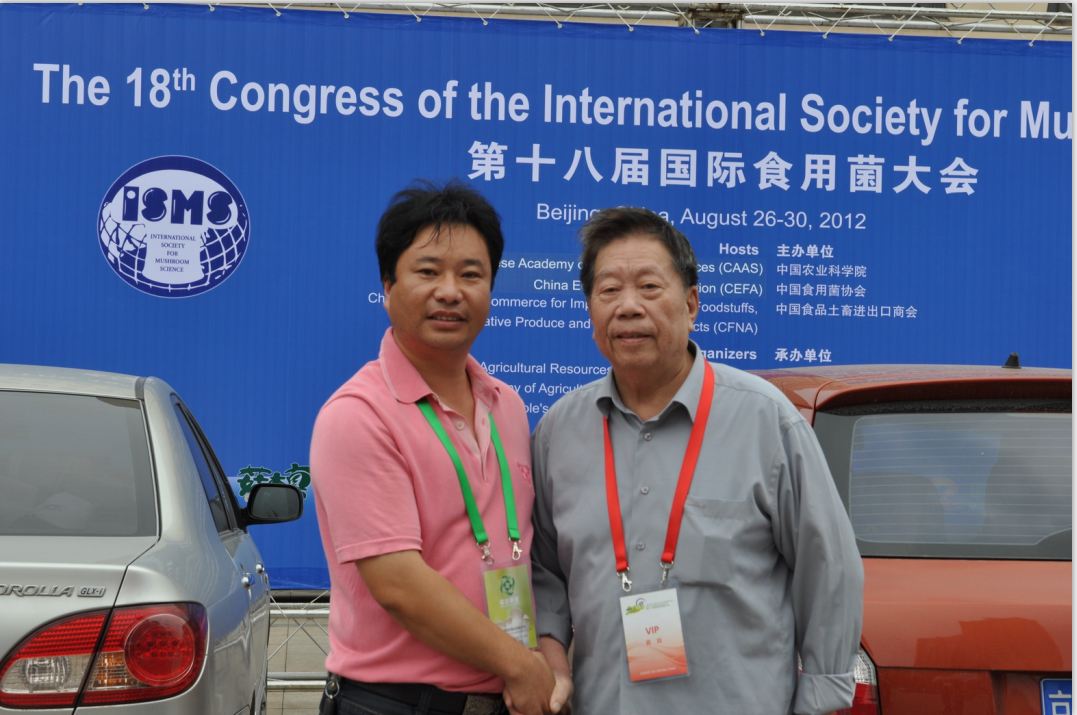 2012.08.28與著名真菌學家黃年來教授（右），在第18屆國際食用菌大會學術交流期間合影留念-億昌菌業(yè).JPG