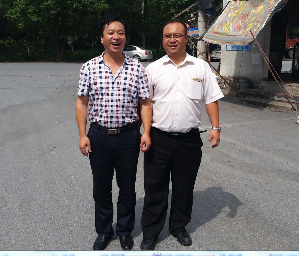 武漢菌博會(huì)展服務(wù)有限公司總經(jīng)理、易菇網(wǎng)的副總趙 雄與億昌菌業(yè)張東平合影留念.JPG