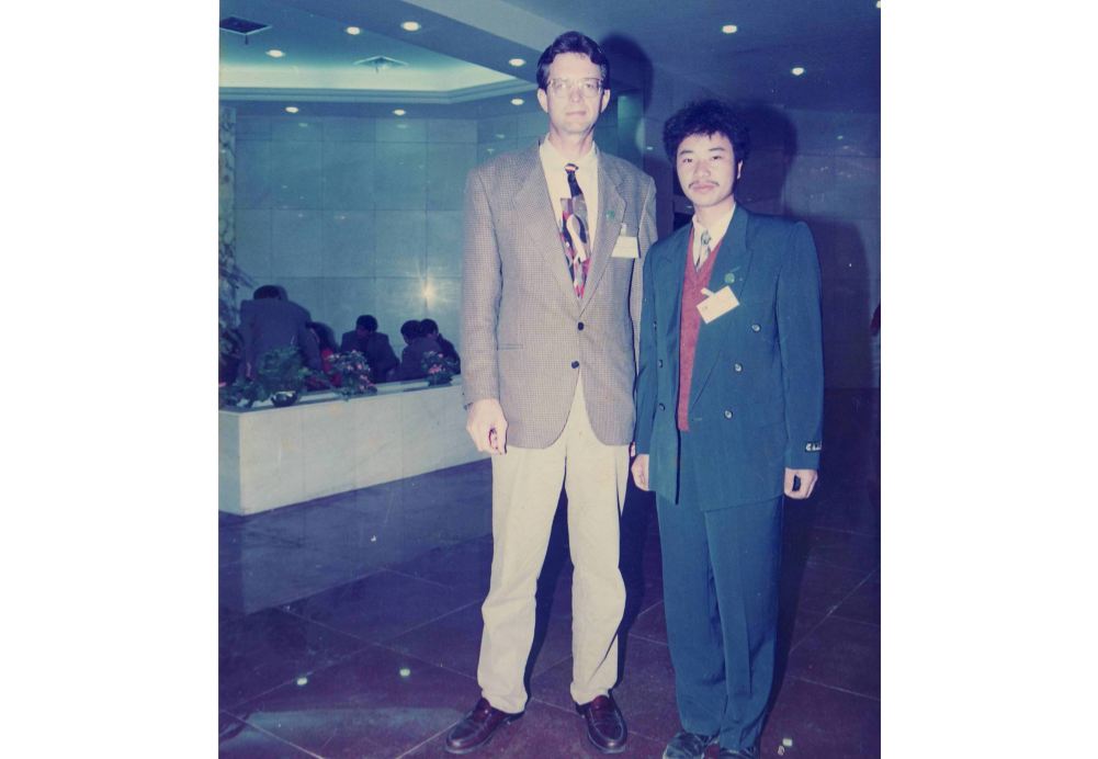 1994與國外朋友交流食用菌技術-億昌菌業(yè)