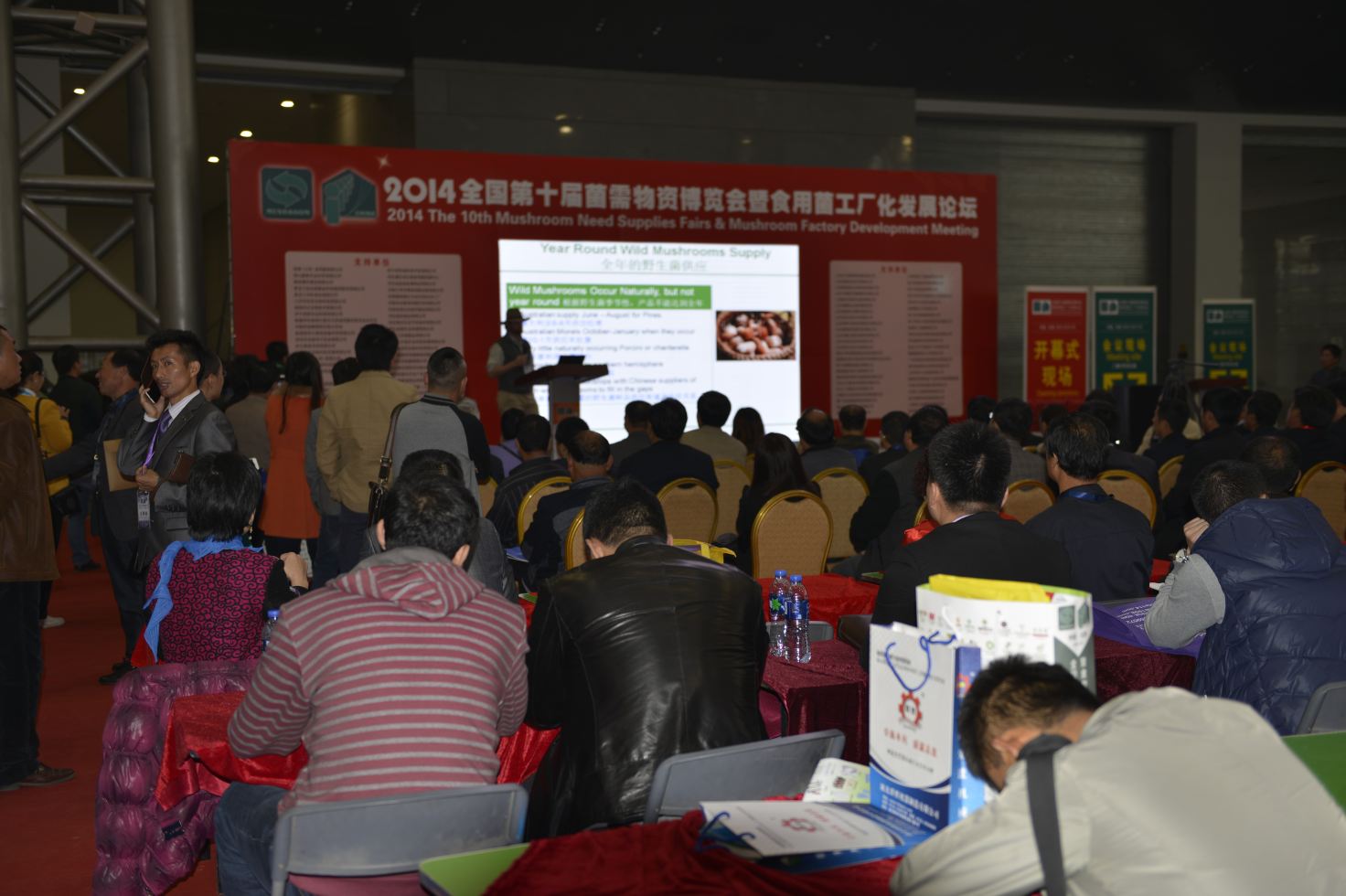 2014全國(guó)第十屆菌需物質(zhì)博覽會(huì)暨食用菌工廠化發(fā)展論壇大會(huì)-澳大利亞學(xué)者參加會(huì)展-億昌菌業(yè)