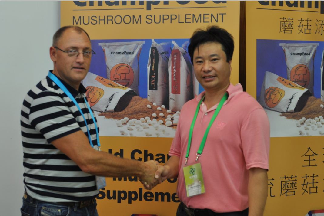 2012.08.27與合作伙伴ChampFood International The Netherlands荷蘭Eirc Vernooij先生在第18屆國(guó)際食用菌大會(huì)見(jiàn)面-億昌菌業(yè)
