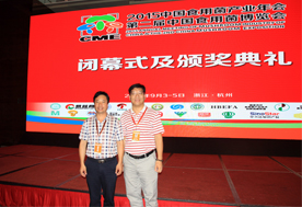 億昌菌業(yè)張東平（左一）與廣西農科院微生物所長郎寧（右一）合影2015.09.04