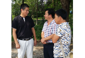 億昌菌業(yè)張東平與前麗水市農科所副所長許志明（左一）合影留念