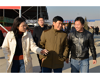 中國食用菌協(xié)會常務(wù)副會長高茂林（中）、遵化市副市長梁輝（左），對億昌公司為遵化市食用菌發(fā)展做出的突出貢獻(xiàn)